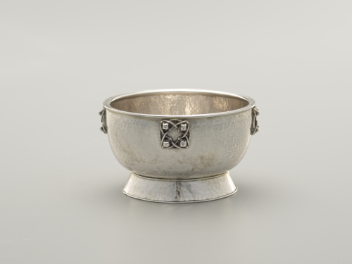unknown%20silversmith%2C%20%3Cb%3E%3Ci%3E%20Footed%20Bowl%3C%2Fi%3E%3C%2Fb%3E%2C%201919%2C%20sterling%20silver%2C%20The%20Margo%20Grant%20Walsh%2020th%20Century%20Silver%20and%20Metalworks%20Collection%2C%20no%20known%20copyright%20restrictions%2C%202001.129.24